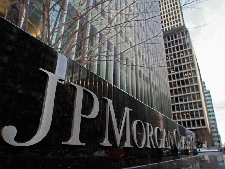 JPMorgan Issues Contrarian “Buy” Signal as Bitcoin Volatility Drops Below Gold