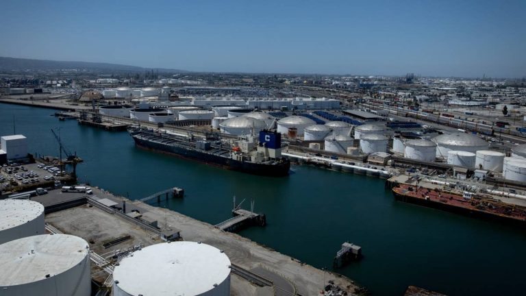 Top U.S. bank sends blunt message on Strait of Hormuz and oil
