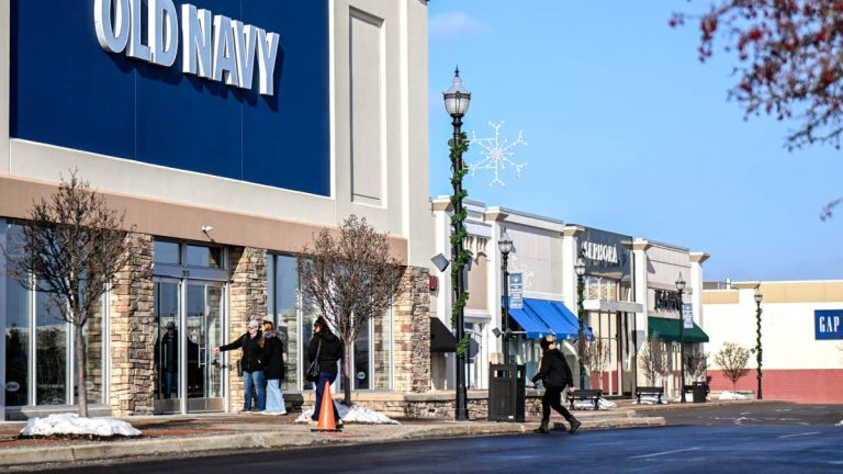 Mall retail giant closes stores, then admits business mistakes
