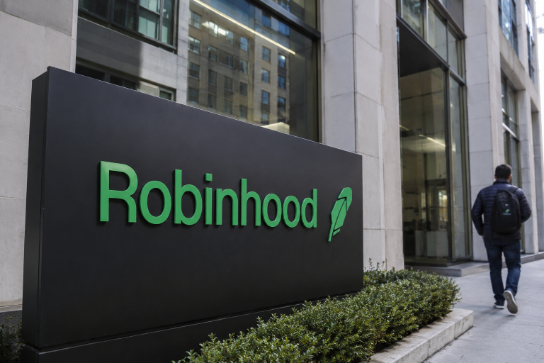 Robinhood stock gains as analysts back growth despite layoffs